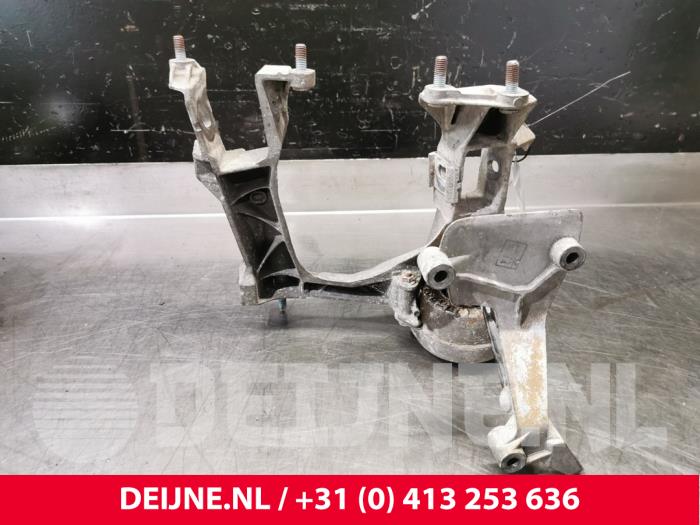 Usagé Support moteur Porsche Boxster (986) 2.5 24V Prix € 100,00 Règlement à la marge proposé par van Deijne Onderdelen Uden B.V.