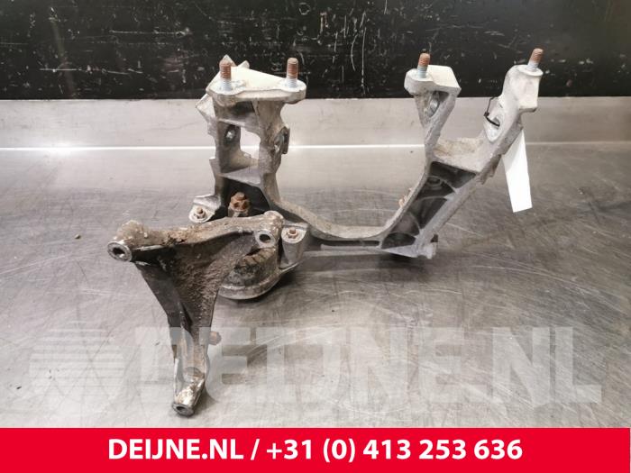 Usagé Support moteur Porsche Boxster (986) 2.5 24V Prix € 60,00 Règlement à la marge proposé par van Deijne Onderdelen Uden B.V.
