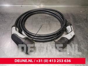 Usagé Câble de recharge électrique Tesla Model 3 EV AWD Prix € 242,00 Prix TTC proposé par van Deijne Onderdelen Uden B.V.