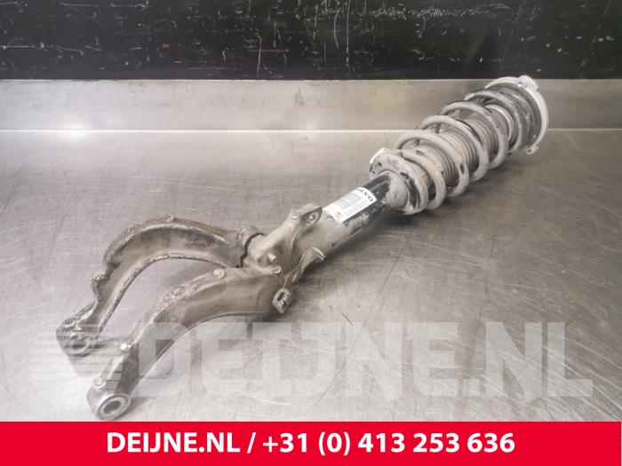 Front shock absorber rod, right from a Volvo V60 II (ZW) 2.0 D3 16V 2019