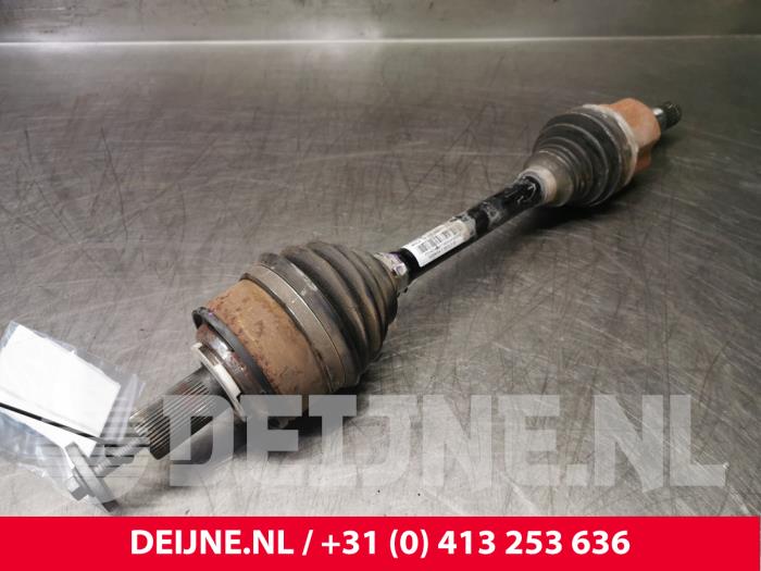 Front drive shaft, left from a Volvo V60 II (ZW) 2.0 D3 16V 2019