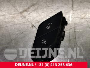 Used Central locking switch Mercedes Vito (447.6) 1.6 111 CDI 16V Price € 12,10 Inclusive VAT offered by van Deijne Onderdelen Uden B.V.