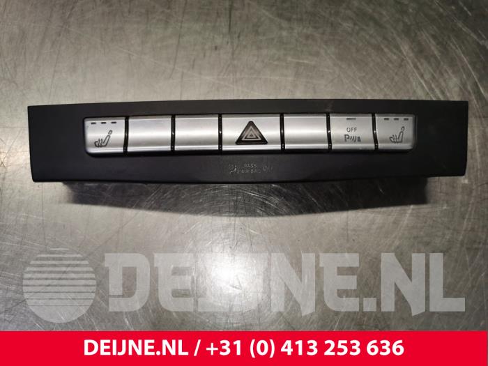 Panic lighting switch from a Mercedes-Benz E (W212) E-300 BlueTec Hybrid V6 24V 2014