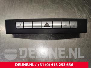 Usagé Bouton de warning Mercedes E (W212) E-300 BlueTec Hybrid V6 24V Prix € 25,00 Règlement à la marge proposé par van Deijne Onderdelen Uden B.V.