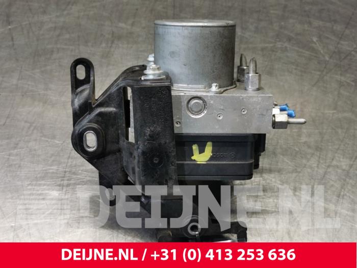 Begagnade ABS-pump Tesla Model 3 Long Range AWD 75 kWh Pris € 84,70 Inklusive moms erbjuds av van Deijne Onderdelen Uden B.V.