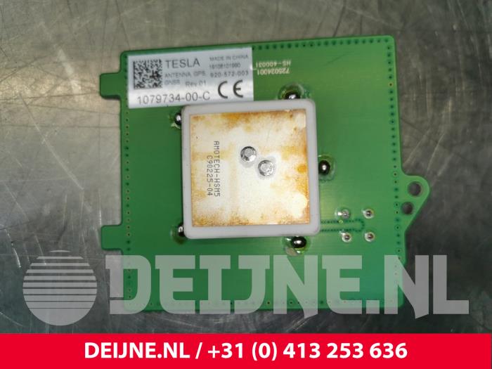 Używane Antena GPS Tesla Model 3 Long Range AWD 75 kWh Cena € 18,15 Z VAT oferowane przez van Deijne Onderdelen Uden B.V.