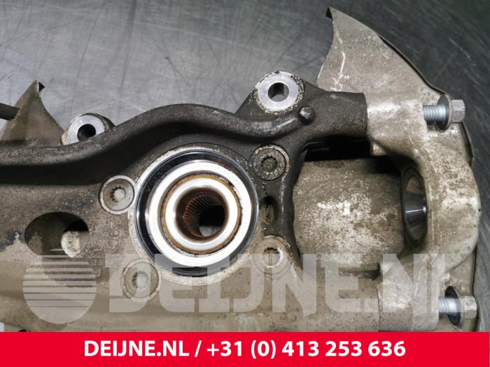 Knuckle, front left from a Volvo V90 Cross Country (PZ) 2.0 D4 16V AWD 2019