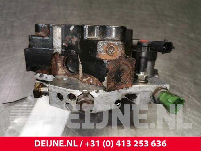 Mechanical fuel pump from a Volvo XC70 (SZ) XC70 2.4 D5 20V 2006