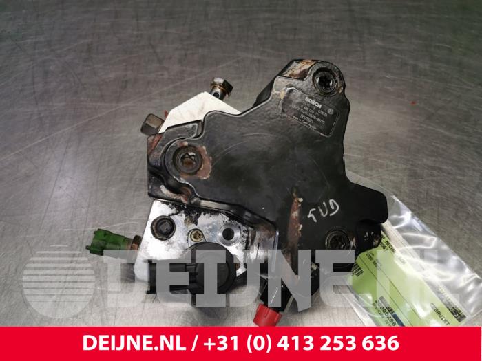 Mechanical fuel pump from a Volvo XC70 (SZ) XC70 2.4 D5 20V 2006