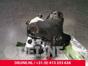 Usados Bomba de gasolina mecánica Volvo XC70 (SZ) XC70 2.4 D5 20V Precio de solicitud ofrecido por van Deijne Onderdelen Uden B.V.