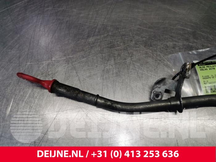 Oil dipstick from a Volvo XC70 (SZ) XC70 2.4 D5 20V 2006