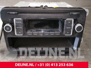 Używane Radio Volkswagen Jetta IV (162/16A) 1.2 TSI Cena € 65,00 Procedura marży oferowane przez van Deijne Onderdelen Uden B.V.