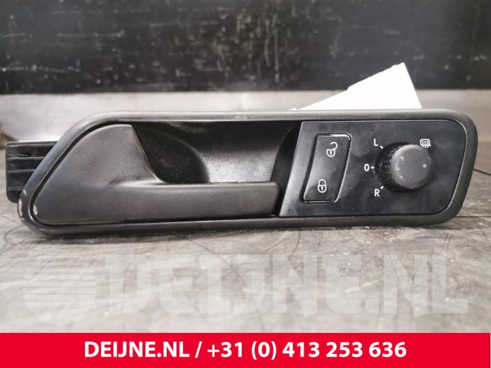 Używane Przelacznik lusterka Volkswagen Caddy III (2KA,2KH,2CA,2CH) 1.6 TDI 16V Cena € 18,15 Z VAT oferowane przez van Deijne Onderdelen Uden B.V.