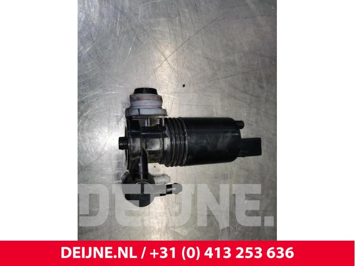 Windscreen washer pump from a Volvo V90 II (PW) 2.0 D4 16V 2017