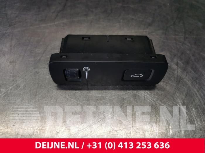 Używane Sciemniacz kokpitowy Volvo V90 II (PW) 2.0 T5 16V Polestar Cena € 25,00 Procedura marży oferowane przez van Deijne Onderdelen Uden B.V.