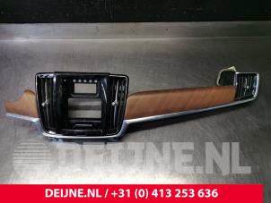 Używane Listwa deski rozdzielczej Volvo V90 II (PW) 2.0 T5 16V Polestar Cena € 200,00 Procedura marży oferowane przez van Deijne Onderdelen Uden B.V.