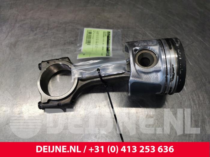 Usados Pistón Mercedes Vito (447.6) 1.6 109 CDI 16V Precio € 121,00 IVA incluido ofrecido por van Deijne Onderdelen Uden B.V.