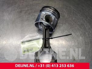 Używane Tlok Mercedes Vito (447.6) 1.6 109 CDI 16V Cena na żądanie oferowane przez van Deijne Onderdelen Uden B.V.
