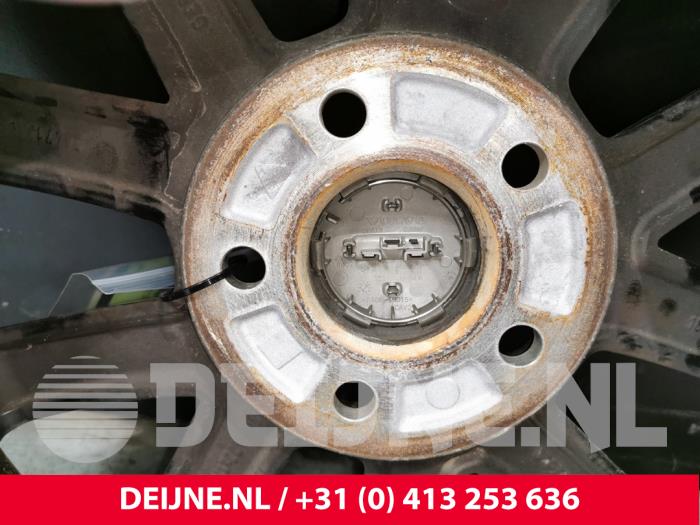 Wheel from a Volvo V60 II (ZW) 2.0 D3 16V 2019