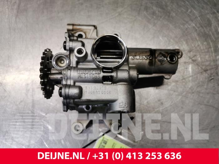 Oil pump from a Volvo V70 (BW) 2.0 D3 20V 2013