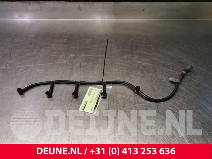 Fuel return line from a Volvo XC70 (BZ) 2.4 D5 20V 205 AWD 2011