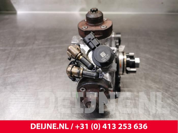 Mechanical fuel pump from a Volvo XC70 (BZ) 2.4 D5 20V 205 AWD 2011