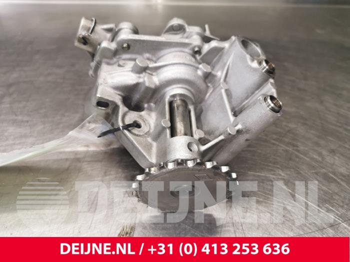 Używane Pompa oleju Renault Master III (FV) 2.3 dCi 100 16V FWD Cena € 90,75 Z VAT oferowane przez van Deijne Onderdelen Uden B.V.