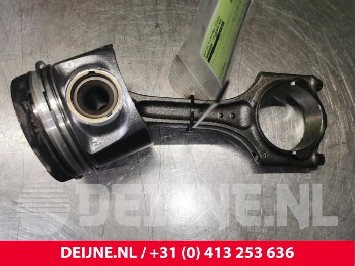 Używane Tlok Volvo V70 Cena € 108,90 Z VAT oferowane przez van Deijne Onderdelen Uden B.V.