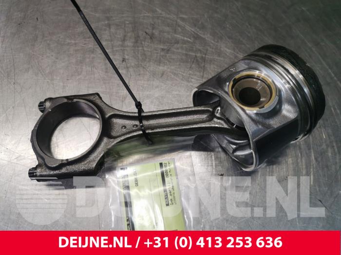 Używane Tlok Volvo V70 Cena € 108,90 Z VAT oferowane przez van Deijne Onderdelen Uden B.V.