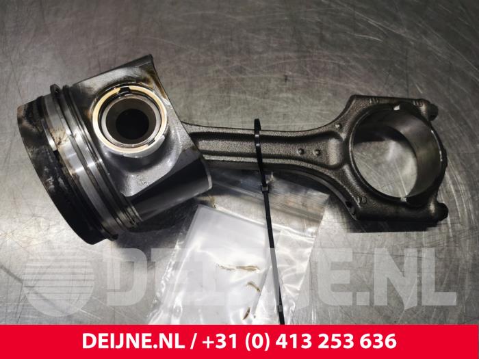 Używane Tlok Volvo V70 Cena € 108,90 Z VAT oferowane przez van Deijne Onderdelen Uden B.V.