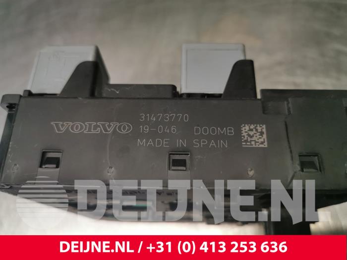 Fuse box from a Volvo V60 II (ZW) 2.0 D3 16V 2019