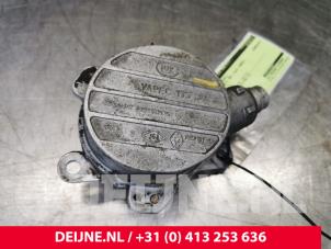 Używane Pompa prózniowa (Diesel) Renault Master III (FD/HD) 2.5 dCi 16V Cena € 60,50 Z VAT oferowane przez van Deijne Onderdelen Uden B.V.