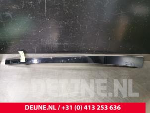 Usados Embellecedor de techo derecha Tesla Model S 75D Precio € 151,25 IVA incluido ofrecido por van Deijne Onderdelen Uden B.V.