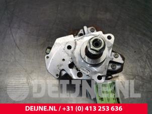 Używane Mechaniczna pompa paliwa Renault Master Cena € 90,75 Z VAT oferowane przez van Deijne Onderdelen Uden B.V.