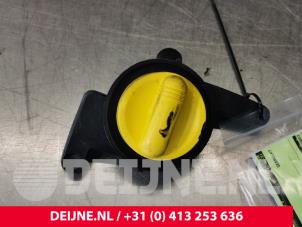 Używane Rurka wlewu oleju Renault Trafic New (FL) 2.0 dCi 16V 90 Cena € 36,30 Z VAT oferowane przez van Deijne Onderdelen Uden B.V.