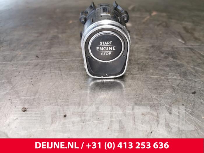 Używane Przelacznik Start/Stop Mercedes Sprinter 4t (910.0/910.1/907.1/907.2) 211 CDI 2.1 D Cena € 18,15 Z VAT oferowane przez van Deijne Onderdelen Uden B.V.