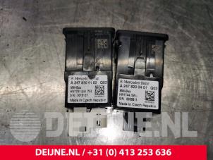 Używane Zlacze multimedialne Mercedes Sprinter 4t (910.0/910.1/907.1/907.2) 211 CDI 2.1 D Cena € 54,45 Z VAT oferowane przez van Deijne Onderdelen Uden B.V.