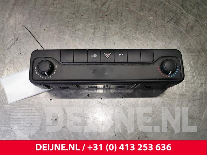 Heater control panel from a Mercedes-Benz Sprinter 4t (910.0/910.1/907.1/907.2) 211 CDI 2.1 D 2018