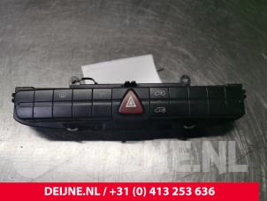 Usagé Bouton de warning Mercedes Sprinter 3,5t (906.73) 311 CDI 16V Prix € 24,20 Prix TTC proposé par van Deijne Onderdelen Uden B.V.