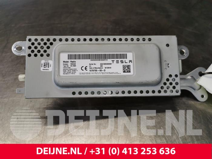 Używane Modul radiowy Tesla Model 3 Long Range AWD 75 kWh Cena € 96,80 Z VAT oferowane przez van Deijne Onderdelen Uden B.V.