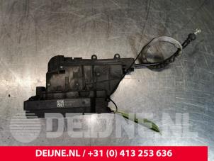 Używane Mechanizm blokady drzwi prawych wersja 2-drzwiowa Mercedes Vito (447.6) 2.2 114 CDI 16V Cena € 42,35 Z VAT oferowane przez van Deijne Onderdelen Uden B.V.