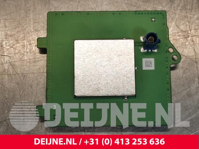 Używane Antena GPS Tesla Model 3 Long Range AWD 75 kWh Cena € 18,15 Z VAT oferowane przez van Deijne Onderdelen Uden B.V.