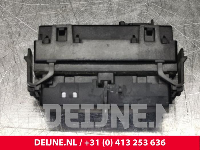 Używane Przelacznik Mercedes E (W212) E-300 BlueTec Hybrid V6 24V Cena € 25,00 Procedura marży oferowane przez van Deijne Onderdelen Uden B.V.
