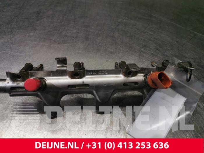Fuel injector nozzle from a Audi Q3 (8UB/8UG) 2.0 16V TFSI 170 Quattro 2013