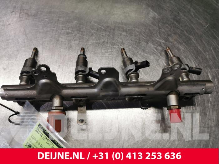 Fuel injector nozzle from a Audi Q3 (8UB/8UG) 2.0 16V TFSI 170 Quattro 2013