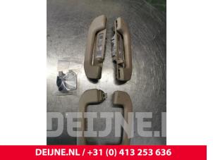 Używane Zestaw uchwyt reczny Mercedes GLE (W166) 350 3.5 V6 24V BlueEFFICIENCY 4-Matic Cena € 40,00 Procedura marży oferowane przez van Deijne Onderdelen Uden B.V.