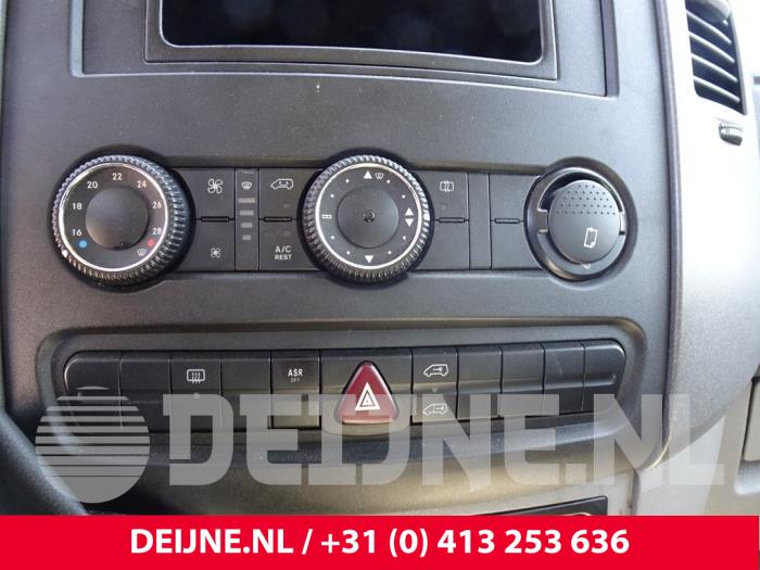 Panneau de commandes chauffage d'un Volkswagen Crafter 2.5 TDI 46/50 LWB 2010