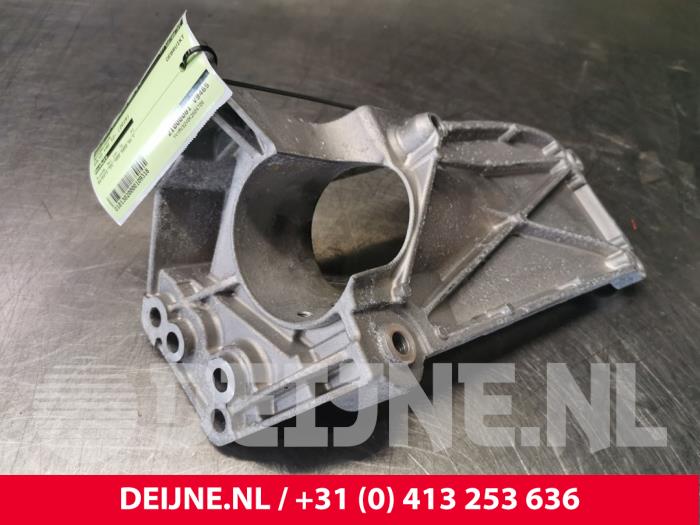 Used Engine mount Volvo V40 (MV) 1.5 T3 16V Geartronic Price € 20,00 Margin scheme offered by van Deijne Onderdelen Uden B.V.