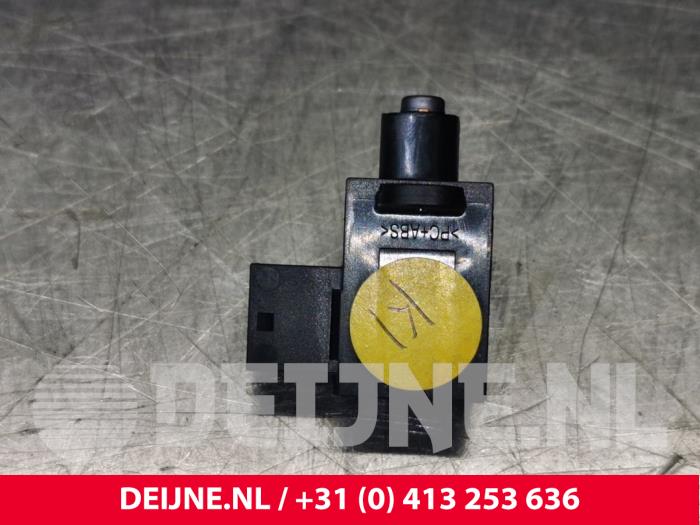 Begagnade Innetemperatursensor Tesla Model 3 Long Range AWD 75 kWh Pris € 36,30 Inklusive moms erbjuds av van Deijne Onderdelen Uden B.V.