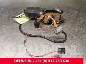 Used Rear door lock mechanism 4-door, left Volvo 850 2.5i GLT 20V Price on request offered by van Deijne Onderdelen Uden B.V.